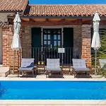 Mediterrane Mit Privatpool, Grill, Tischtennis Und Unweit Des Radwegs Parenzana Dom wakacyjny Vižinada