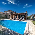 Mediterrane Mit Privatpool, Grill, Tischtennis Und Unweit Des Radwegs Parenzana *