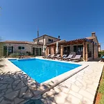 Mediterrane Mit Privatpool, Grill, Tischtennis Und Unweit Des Radwegs Parenzana