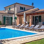 Mediterrane Mit Privatpool, Grill, Tischtennis Und Unweit Des Radwegs Parenzana *