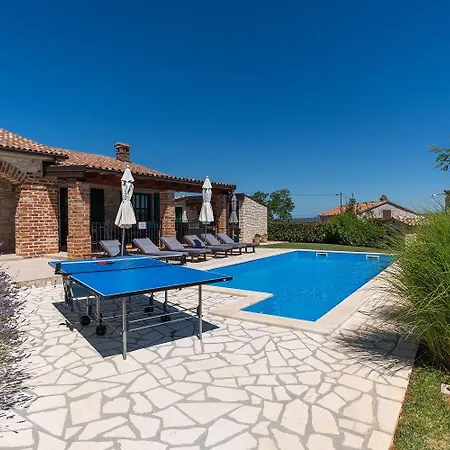 Mediterrane Mit Privatpool, Grill, Tischtennis Und Unweit Des Radwegs Parenzana