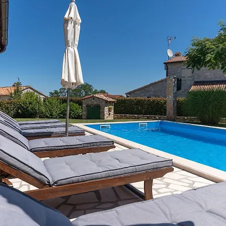 Mediterrane Mit Privatpool, Grill, Tischtennis Und Unweit Des Radwegs Parenzana Vižinada