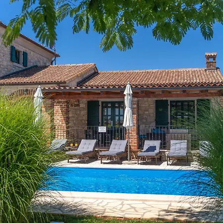 Mediterrane Mit Privatpool, Grill, Tischtennis Und Unweit Des Radwegs Parenzana