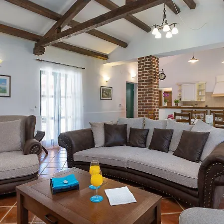 Mediterrane Mit Privatpool, Grill, Tischtennis Und Unweit Des Radwegs Parenzana Vakantiehuis