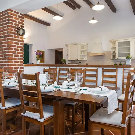 Mediterrane Mit Privatpool, Grill, Tischtennis Und Unweit Des Radwegs Parenzana Vižinada