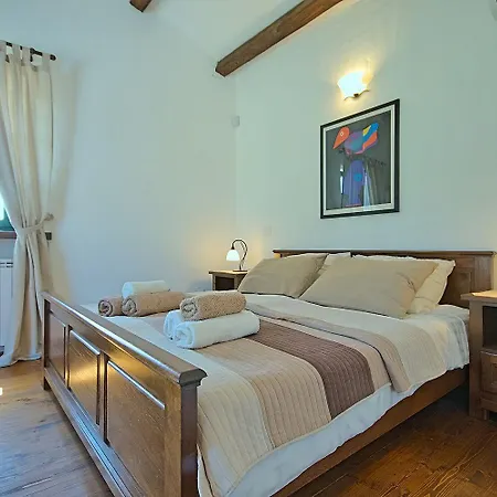 Mediterrane Mit Privatpool, Grill, Tischtennis Und Unweit Des Radwegs Parenzana