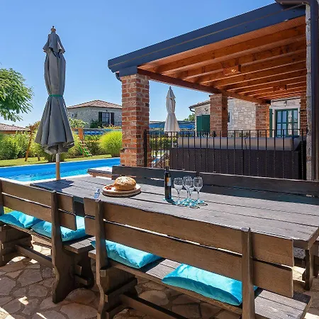 Vakantiehuis Mediterrane Mit Privatpool, Grill, Tischtennis Und Unweit Des Radwegs Parenzana Vižinada