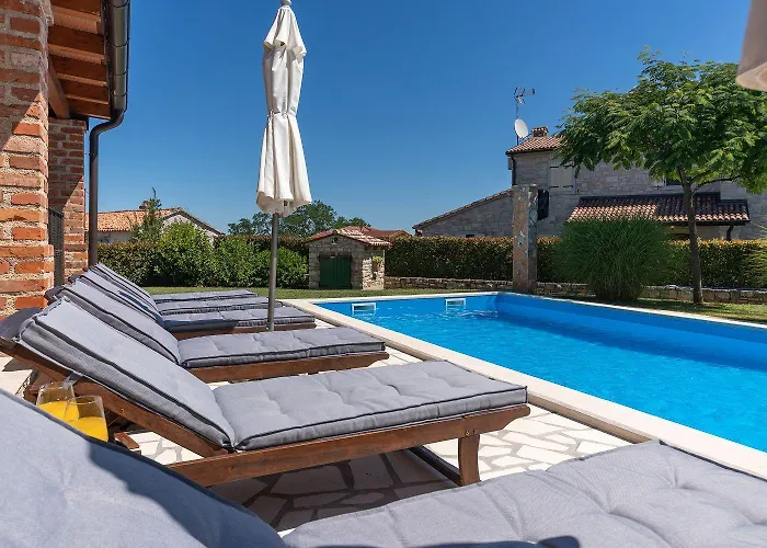 Mediterrane Mit Privatpool, Grill, Tischtennis Und Unweit Des Radwegs Parenzana Vižinada