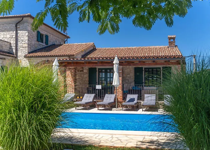 Mediterrane Mit Privatpool, Grill, Tischtennis Und Unweit Des Radwegs Parenzana