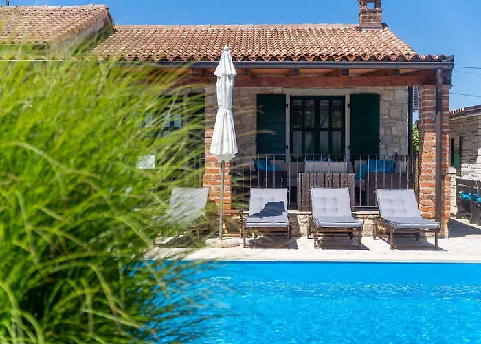 Mediterrane Mit Privatpool, Grill, Tischtennis Und Unweit Des Radwegs Parenzana