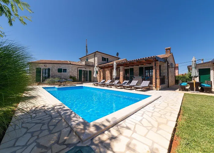 Mediterrane Mit Privatpool, Grill, Tischtennis Und Unweit Des Radwegs Parenzana